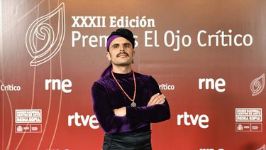 El cantante Rodrigo Cuevas posa en el photocall de la XXXII edición de los Premios El Ojo Crítico de Radio Nacional de España, en el Museo Reina Sofía, a 30 de mayo de 2022, en Madrid (España).