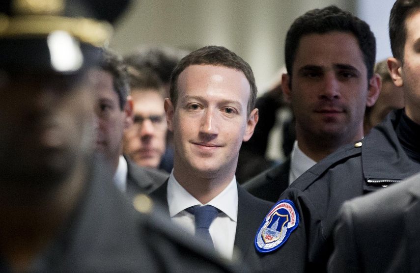 Mark&nbsp;Zuckerberg&nbsp;(cen.), director ejecutivo de Facebook, es visto en la sede del Capitolio, en Washington DC, acompañado por policías, en abril de&nbsp;2018.