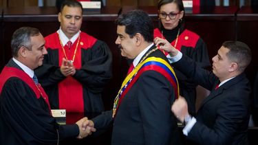 El presidente del Tribunal Supremo de Justicia (TSJ) Maikel Moreno y el dictador Nicolás Maduro.