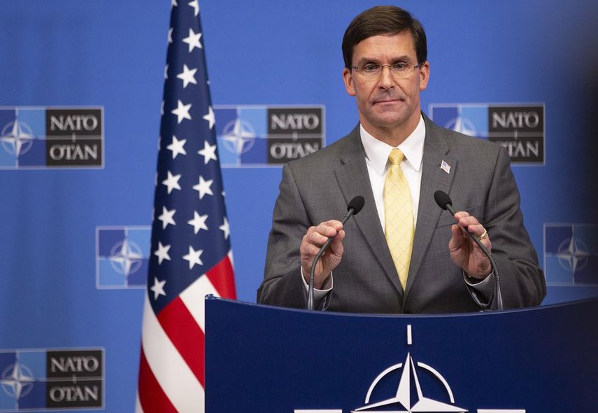 El secretario de Defensa de Estados Unidos, Mark Esper, habla durante una conferencia de prensa después de una reunión de ministros de defensa de la OTAN en la sede de la OTAN en Bruselas, el viernes 25 de octubre de 2019. 