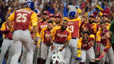 Los jugadores de Venezuela reciben a Anthony Santander (25) tras conectar un jonrón en el primer inning ante Puerto Rico en el Clásico Mundial de béisbol, el domingo 12 de marzo de 2023 en Miami.&nbsp;
