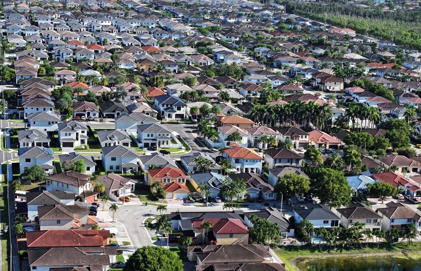 Vista aérea de casas unifamiliares en Miami, Florida.