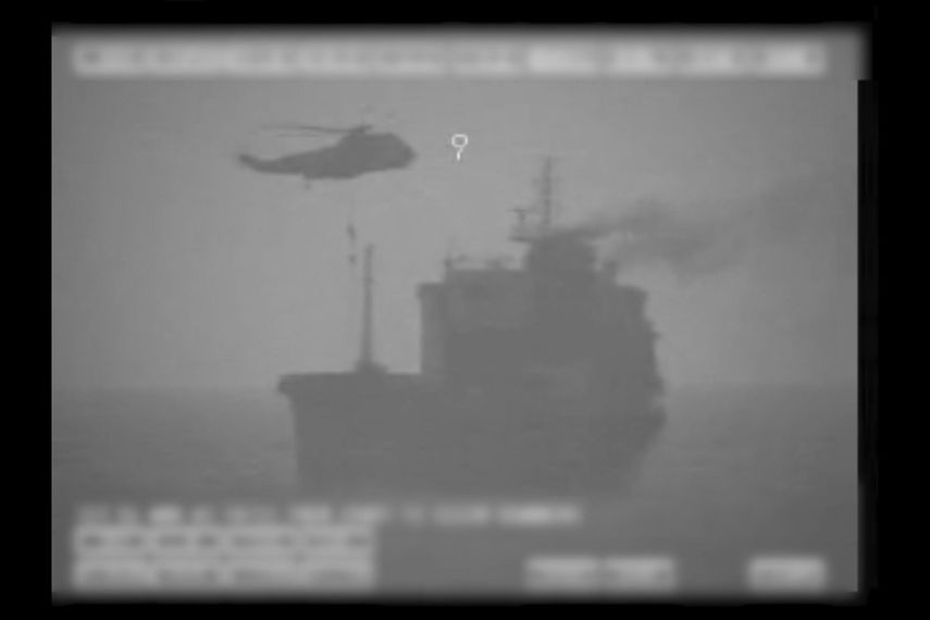 Imagen un video del Comando Central del Ej&eacute;rcito de EEUU, fuerzas iran&iacute;es descienden por una cuerda desde un helic&oacute;ptero al petrolero MV Wila, en el Golfo de Om&aacute;n, ante la costa de Emiratos &Aacute;rabes Unidos, el 12 de agosto de 2020.