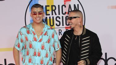 Bad Bunny y J Balvin en la alfombra roja de la recién edición de los American Music Awards (AMA).&nbsp;