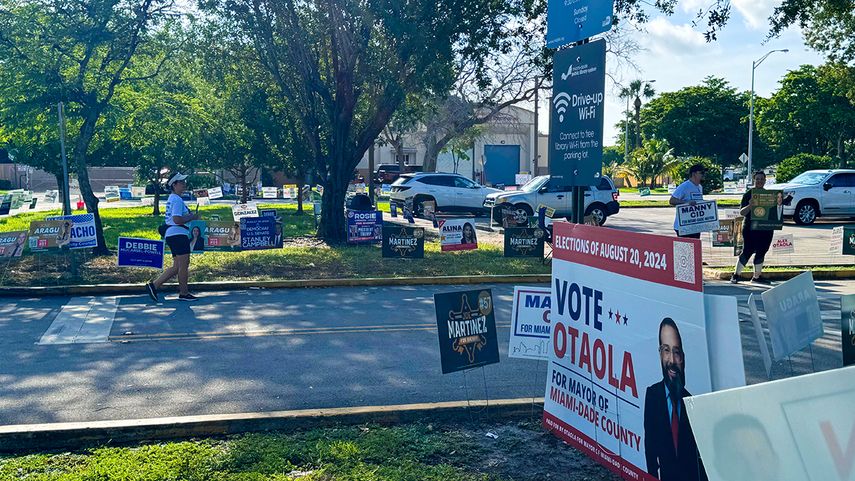 Recinto electoral habilitado en la biblioteca pública de Westchester, en Miami-Dade.