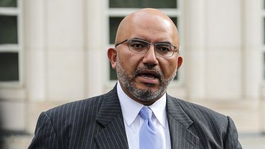 El abogado de El Chapo,&nbsp;Eduardo&nbsp;Balarezo, es visto tras una audiencia en noviembre de 2017 en las afueras de un tribunal en Brooklyn, uno de los condados de Nueva York, EEUU.