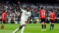 El delantero brasileño #07 del Real Madrid, Vinicius Junior, celebra el primer gol de su equipo durante el partido de fútbol de la liga española entre el Real Madrid CF y el CA Osasuna en el estadio Santiago Bernabéu de Madrid el 9 de noviembre de 2024. 