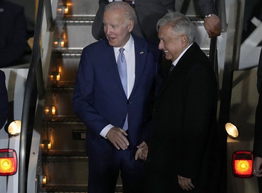 El presidente estadounidense Joe Biden es recibido por su homólogo mexicano Andrés Manuel López Obrador a su llegada al Aeropuerto Internacional Felipe Ángeles en Zumpango, México, el domingo 8 de enero de 2023.&nbsp;