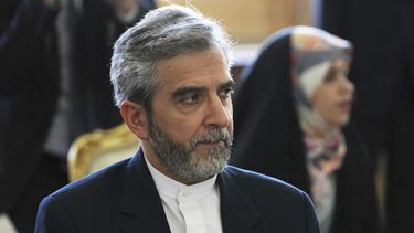 El principal negociador nuclear de Irán, Ali Bagheri Kani, escucha al ministro de Relaciones Exteriores de Rusia, Sergey Lavrov (fuera de cuadro), durante una reunión en Teherán, Irán, el 23 de junio de 2022.&nbsp;