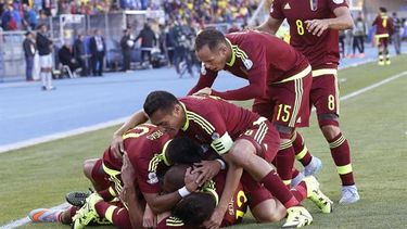 Rondón y sus compañeros festejan luego del tanto venezolano. (EFE)