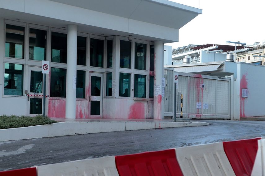 Miembros del grupo anarquista griego Rubicon lanzaron hoy botellas y globos rellenos de pintura roja contra la embajada estadounidense en Atenas, en lo que calificaron de acción contra el imperialismo americano.&nbsp;