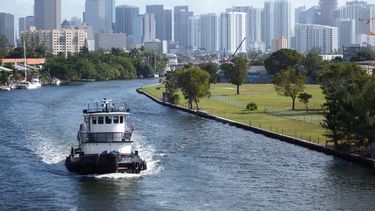 El río Miami, por donde navergaron los indios tequestas y los expedicionarios españoles, desemboca hoy en medio de una jungla de altos edificios.