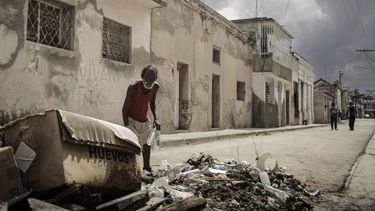 Un hombre desecha residuos en un punto de recogida antes de la llegada del huracán Melissa a Santiago de Cuba, Cuba, el 27 de octubre de 2025.