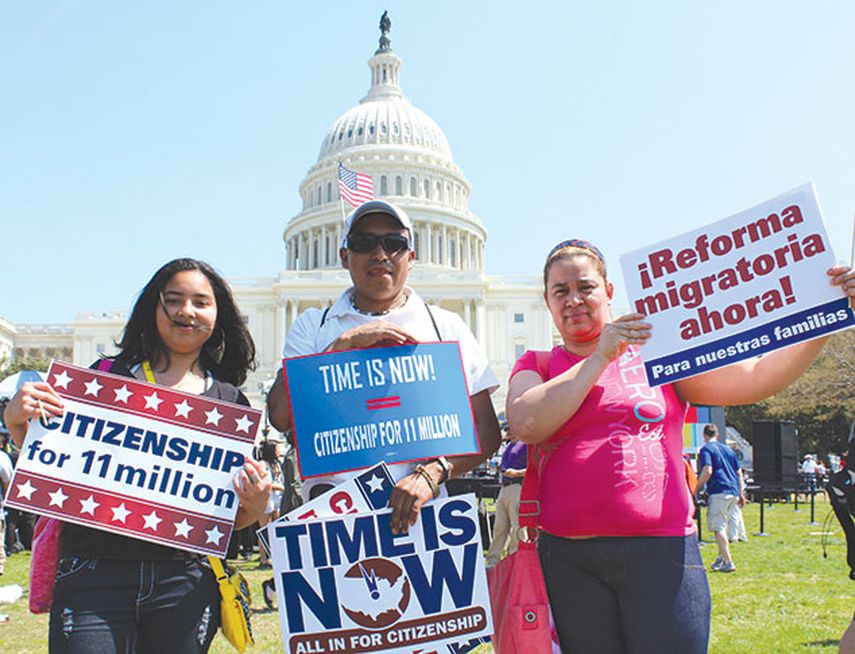 Varios hispanos se manifiestan frente al Congreso de Washington para solicitar a los congresistas que la reforma migratoria sea aprobada. (America’s Voice)