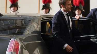 El presidente de Francia, Emmanuel Macron, llega al Vaticano para reunirse con el papa Francisco el lunes 24 de octubre de 2022.&nbsp;