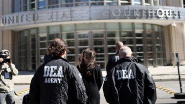 Oficiales de la DEA llegan al tribunal de distrito de EEUU, distrito este de la ciudad de Nueva York, el 28 de febrero de 2025. &nbsp;
