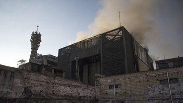 El humo de un incendio sale de la subestación eléctrica de la sede del Metro de la Ciudad de México en el centro histórico de la capital mexicana el 9 de enero de 2021.&nbsp;