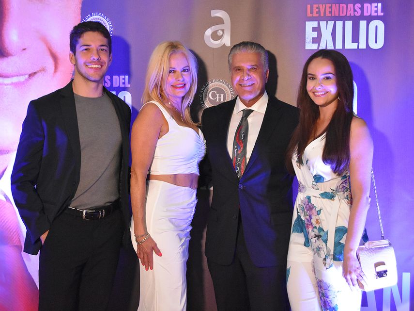 El alcade de Hialeah, Carlos Hernández, junto a su esposa, Nancy, y sus hijos, Hunter y Kayla.&nbsp;
