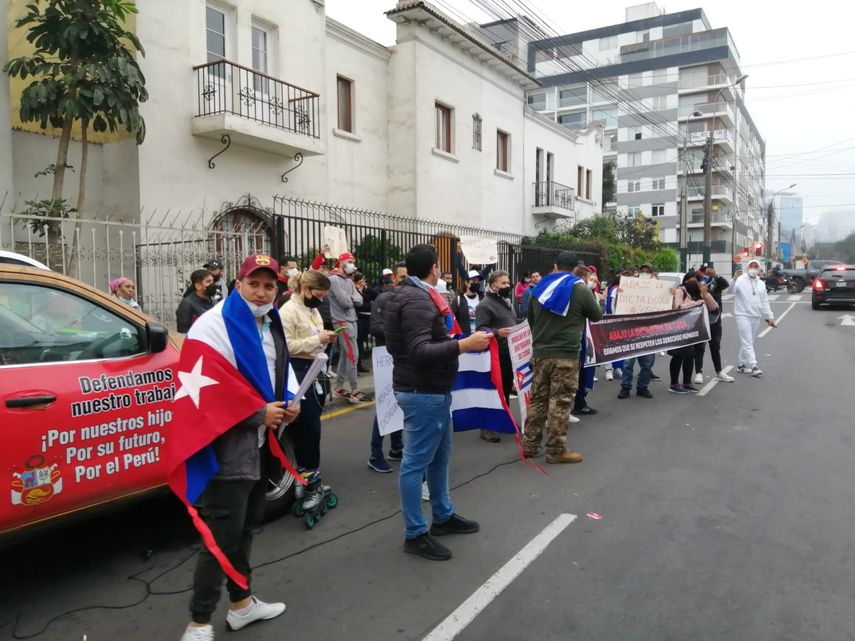Ex congresista Jorge del Castillo protesta junto a los cubanos en Perú