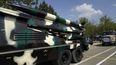 Un misil es transportado en un camión durante un desfile militar en una base del norte de Teherán, Irán, el miércoles 17 de abril de 2024. 