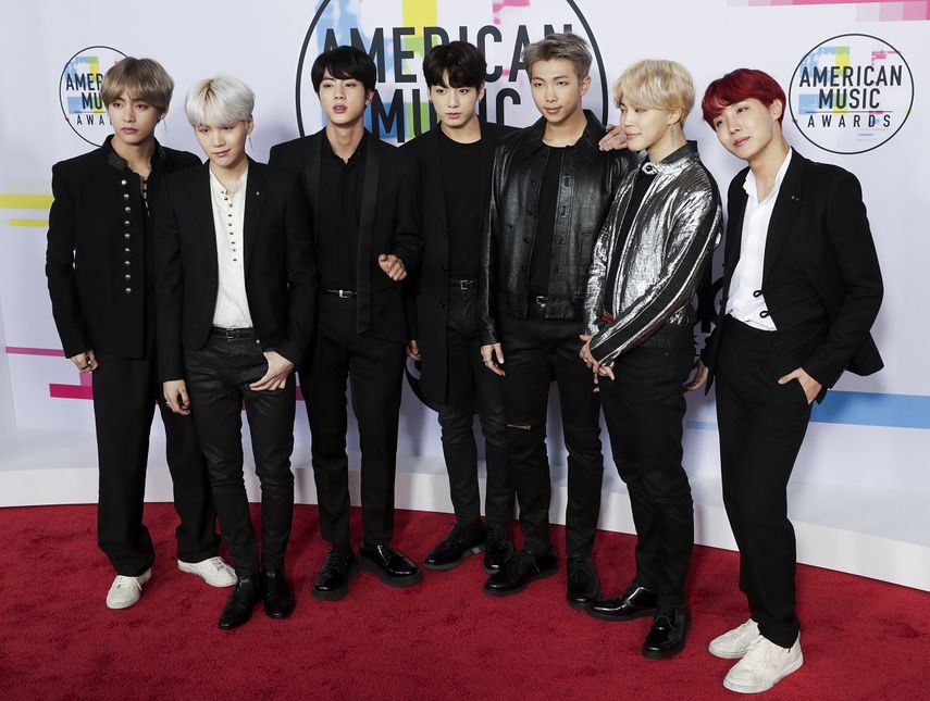 La banda surcoreana BTS, a su llegada a la entrega de los American Music Awards (AMAs), en Los Angeles, en 2017.