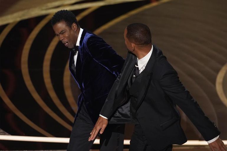 Will Smith (der) golpea al presentador Chris Rock durante la ceremonia de los Oscar el 27 de marzo de 2022 en Los Ángeles. La reacción inicial de mucha gente fue pensar que se trataba de algo preparado. 