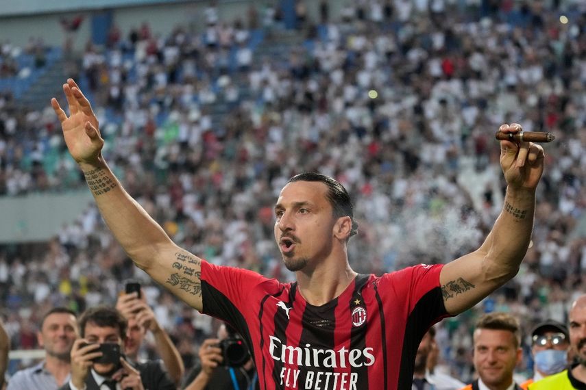 El delantero del Milan Zlatan Ibrahimovic celebra la conquista del título de la Serie A italiana, el domingo 22 de mayo de 2022.&nbsp;