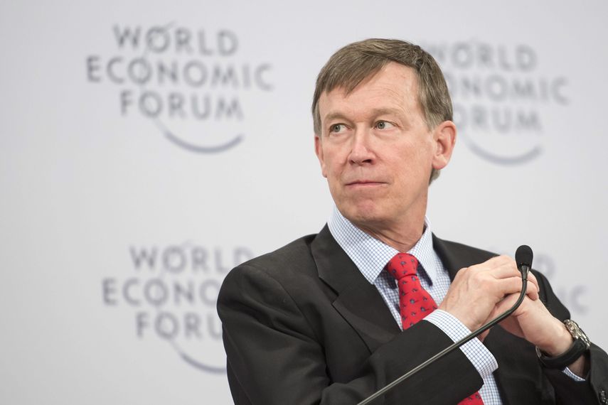 John Hickenlooper, exgobernador de Colorado y ahora precandidato demócrata a la presidencia de Estados Unidos, reveló en una entrevista con CNN que hace décadas llevó a su madre al cine a ver una película pornográfica, sin saber que lo era.&nbsp;