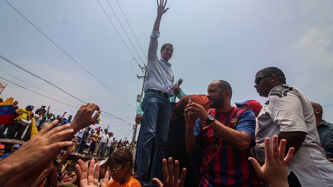 El presidente Juan&nbsp;Guaidó saluda a su seguidores durante un acto este domingo en Cabimas, en el estado Zulia (Venezuela).&nbsp;&nbsp;