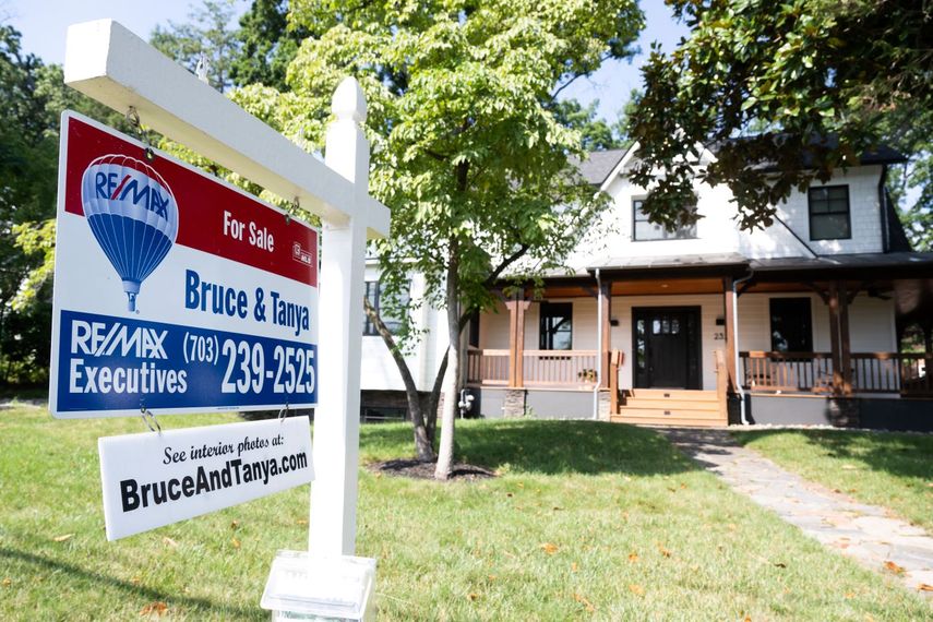 Letrero indica la venta de una propiedad.