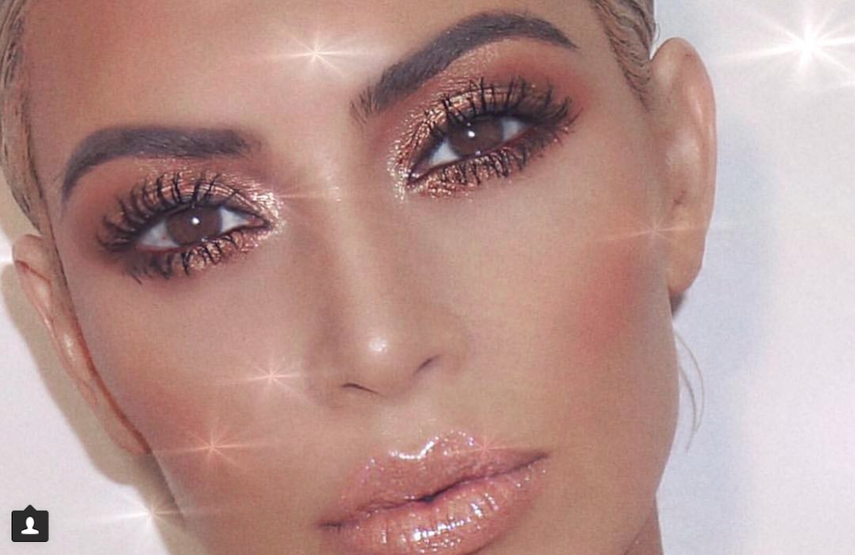 Kim Kardashian mostró una fotorafía con sus productos de belleza.&nbsp;