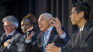 De izquierda a derecha: Patrick Aebischer, vicepresidente de GESDA; Nanjira Sambuli, analista de políticas y estratega; Peter Brabeck-Letmathe, presidente de GESDA; Chorh Chuan Tan, principal científico de salud; hablan durante en una conferencia de prensa por la primera reunión del Geneva Science and Diplomacy Anticipation el jueves 7 de octubre de 2021 en Ginebra.&nbsp;