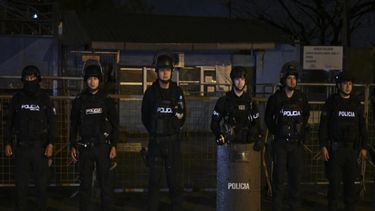 Miembros de una unidad especial de la Policía Nacional de Ecuador montan guardia frente a la prisión tras la fuga de varios presos la madrugada del 13 de enero de 2024 en la ciudad de Guayaquil