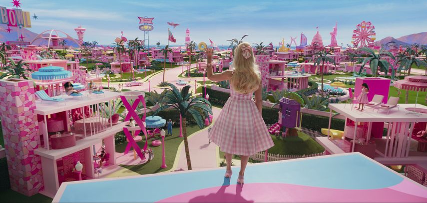 Margot Robbie en una escena de Barbie en una imagen proporcionada por Warner Bros. Pictures.