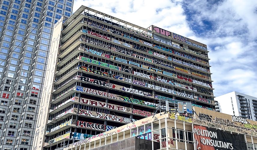 Grafiteros estamparon sus creaciones en la fachada del edificio, Miami.