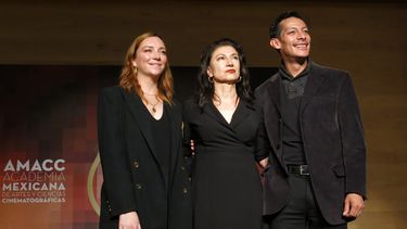 La actriz Regina Blandón; Leticia Huijara, presidenta de la Academia Mexicana de Cine, y el actor Luis Alberti, de izquierda a derecha, posan durante una conferencia de prensa en la que se anunciaron los nominados a la 64a edición del Premio Ariel, el martes 2 de agosto de 2022 en la Ciudad de México. La película “Noche de fuego” lidera las nominaciones.&nbsp;