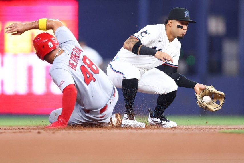 Iván Herrera #48 de los Cardenales de San Luis se desliza a segunda base contra Máximo Acosta #24 de los Marlins de Miami en la primera entrada del juego en el LoanDepot Park el 18 de agosto de 2025 en Miami, Florida.&nbsp;