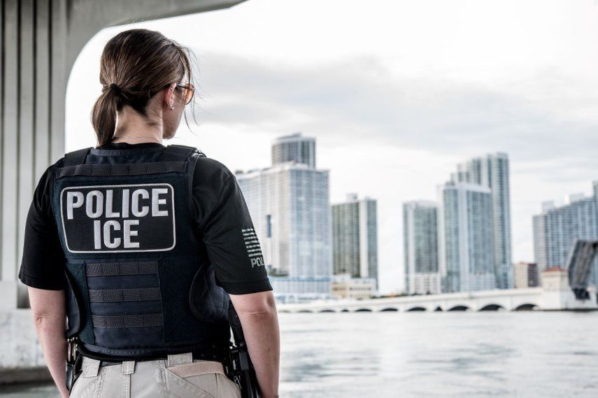 Un oficial de ICE observa el horizonte en la ciudad de Miami.