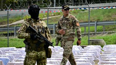 Oficiales del Servicio Aeronaval Nacional de Panamá custodian 12 toneladas de cocaína, divididas en cientos de paquetes, en la sede de la Aeronaval en Ciudad de Panamá el 11 de noviembre de 2025. Panamá llevó a cabo una de las mayores incautaciones de droga de su historia tras interceptar cerca de 12 toneladas de cocaína en un buque en el Pacífico con destino a Estados Unidos, según informaron las autoridades locales el 11 de noviembre de 2025.