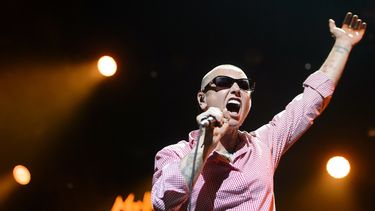 La cantante irlandesa Sinead OConnor se presenta en el escenario del Stravinski Hall en el 49º Festival de Jazz de Montreux, en Montreux, Suiza, el 4 de julio de 2015.