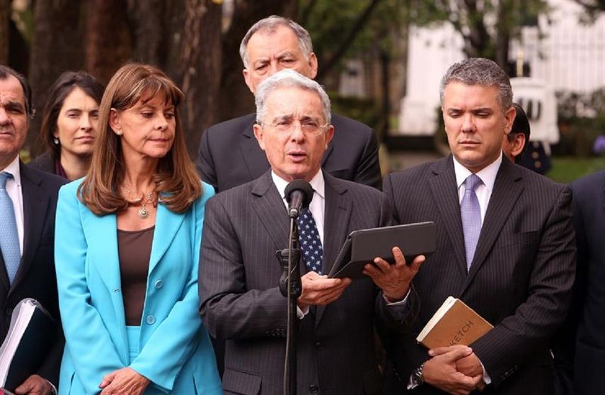 El expresidente Álvaro Uribe acompañado de miembros del Centro Democrático