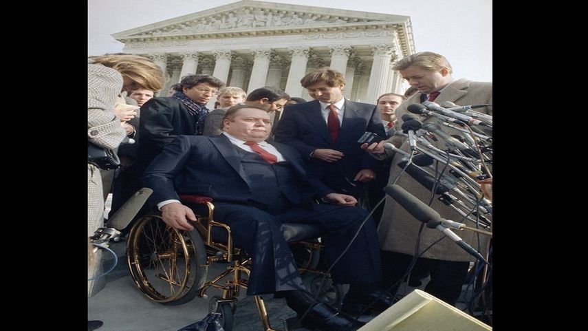 El editor de la revista “Hustler”, Larry Flynt, se retira de la Corte Suprema en Washington, el 3 de diciembre de 1987, después de una audiencia sobre su caso.&nbsp;