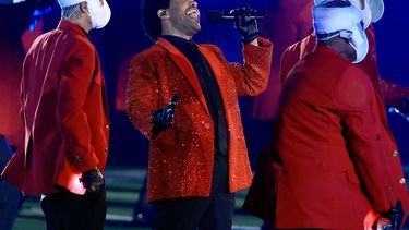 The Weeknd se presenta durante el espectáculo de medio tiempo del Pepsi Super Bowl LV en el estadio Raymond James el 7 de febrero de 2021 en Tampa, Florida.