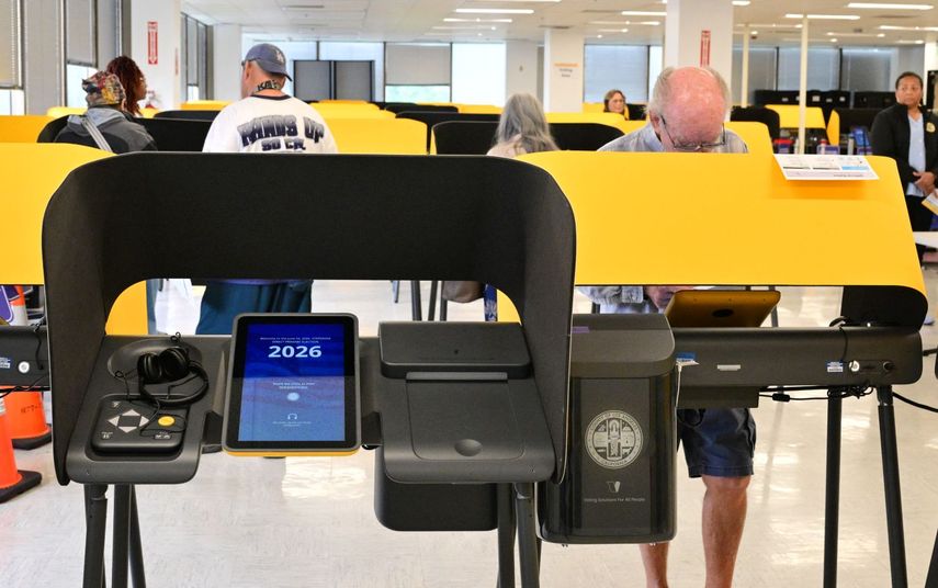Californianos ejercen su voto en las elecciones primarias en un colegio electoral en Los Ángeles.