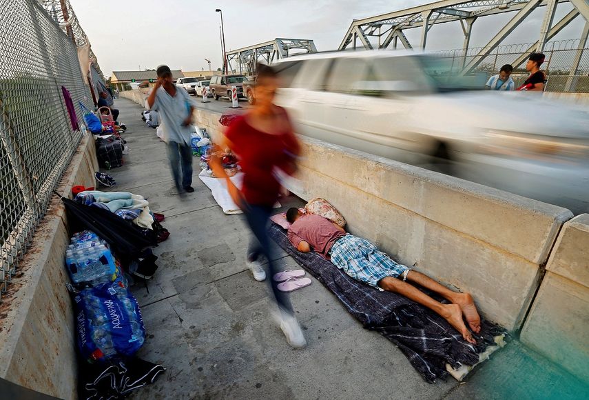 Esposados, con una cadena alrededor de la cintura y con la ropa aún llena de polvo del desierto, 35 inmigrantes indocumentados prestaron hoy declaración ante un tribunal de Brownsville (Texas), donde aún persiste la presión impuesta por el Gobierno.