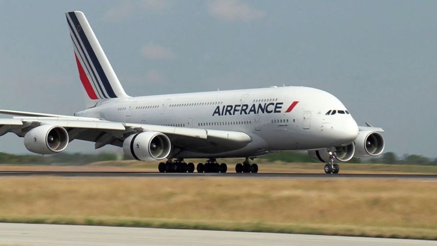 Un avión de la aerolínea Air France se alista para el despegue.