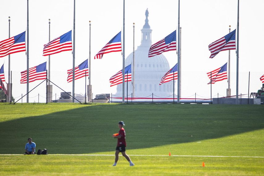 Las banderas de Estados Unidos ondean a media asta alrededor del Washington Monument en Washington, DC.&nbsp;
