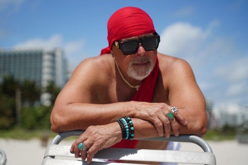 El nadador cubano Nino Fraguela, en Miami Beach, el 26 de marzo del 2024, se prepara para tres travesía en aguas abiertas.&nbsp;