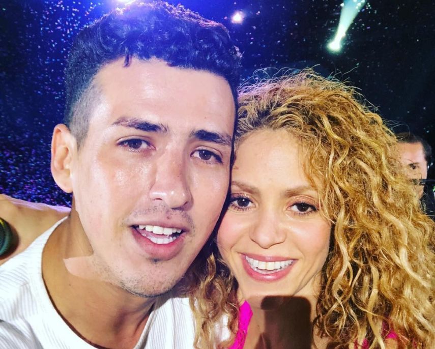 Shakira y Axel Escobar, el fan que llegó hasta el escenario del Estadio Azteca, en México, para tomarse un selfie con ella.&nbsp;