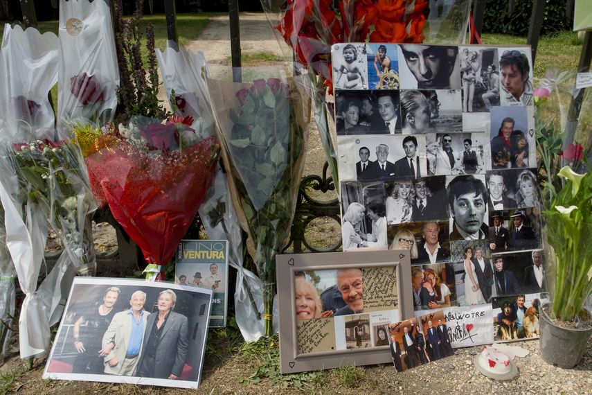 Esta imagen muestra flores y fotografías dejadas por fans en la puerta de entrada de la propiedad La Brulerie del fallecido actor francés Alain Delon en Douchy, centro de Francia, el 19 de agosto de 2024.